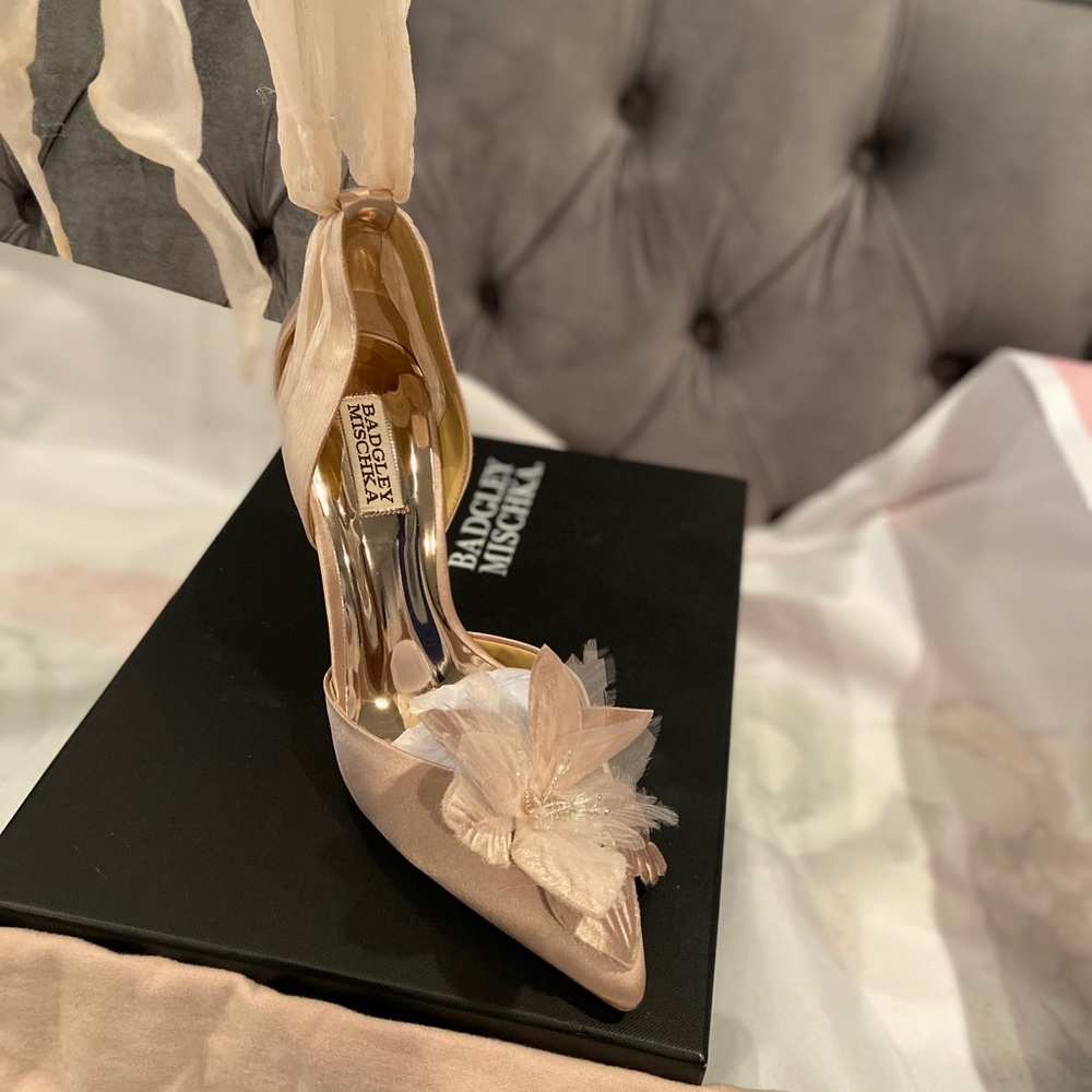 Badgley Mischka wrap around pumps